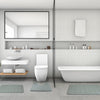 Weißes Badezimmer mit Toilette, Waschbereich und Badewanne mit drei grauen Schaumstoffteppichen