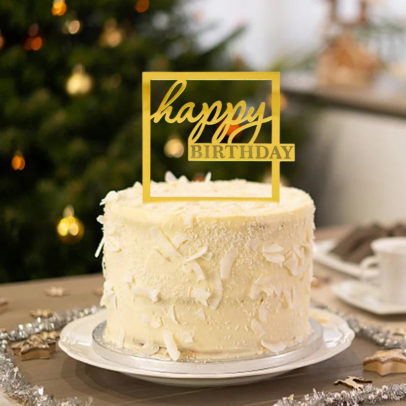 كعكة عيد ميلاد مستديرة صفراء فاتحة مع غطاء أكريليك ذهبي يحمل عبارة عيد ميلاد سعيد