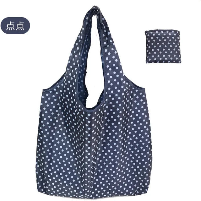Dunkelblaue Polka-Dot-Mehrwegtasche mit passender Stofftasche in Flachaufnahme.