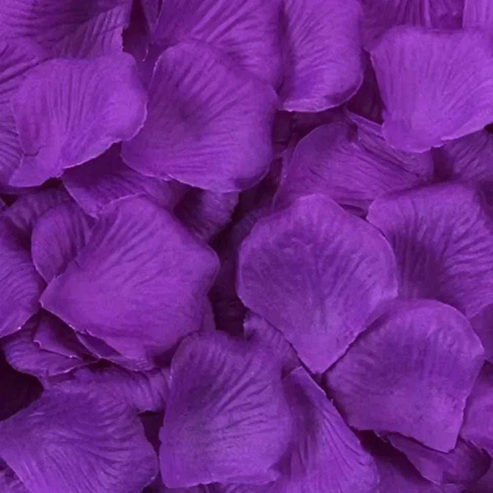 Primer plano de pétalos de rosa de seda artificial morados esparcidos para decorar