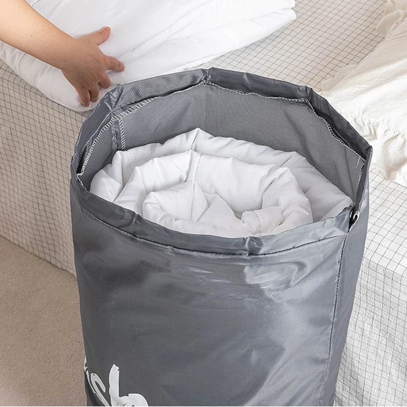 Sac de lavage et de rangement en nylon gris robuste rempli de tissu blanc, vue rapprochée.