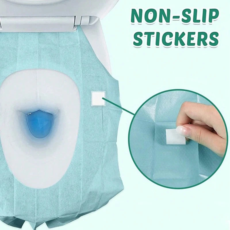 Nahaufnahme einer Einweg-Toilettendeckung mit einem rutschfesten Aufkleber, der auf die Oberfläche aufgetragen wird.