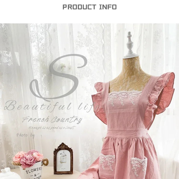 Rosa Leinen-Baumwoll-Schürzenkleid mit Spitzenbesatz, präsentiert auf einem Mannequin.
