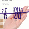 Eine Hand hält eine lila, robuste, winddichte Wäscheleine mit 12 Pack Clips und Maßband.