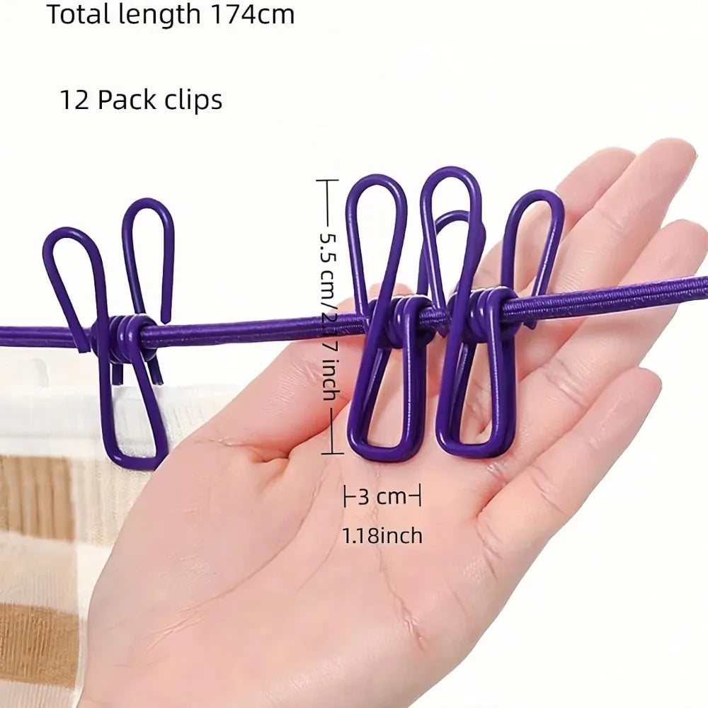 Eine Hand hält eine lila, robuste, winddichte Wäscheleine mit 12 Pack Clips und Maßband.