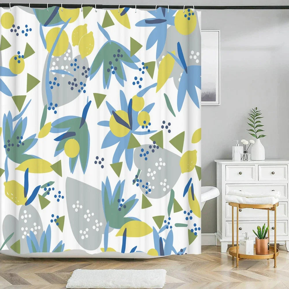 Rideau de douche floral élégant avec un motif moderne de feuilles bleues, jaunes et vertes sur fond blanc.