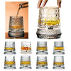 Una colección de vasos de whisky transparentes y texturizados sobre soportes de vidrio.