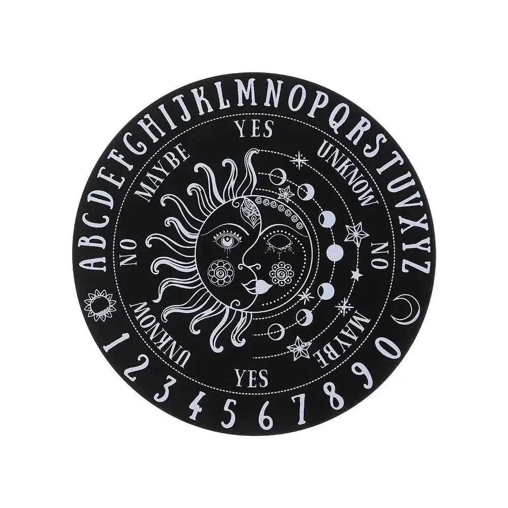 Schwarzes Holzpendelbrett mit Buchstaben und Zahlen in einem Kreis für metaphysische Dekoration