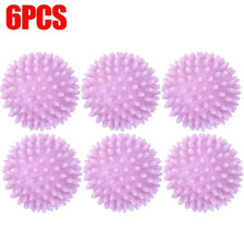 Six boules de lessive en silicone rose réutilisables alignées.