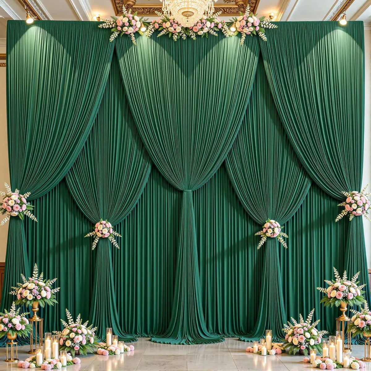Fondo de tela verde esmeralda exuberante con cortinas drapeadas y acentos florales para un evento.