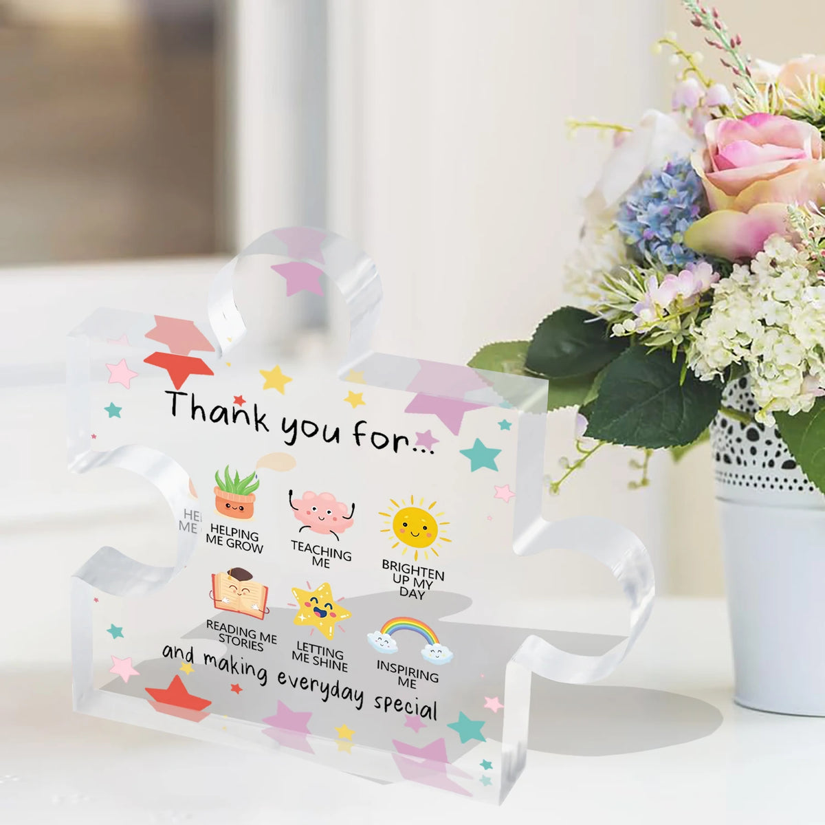 Decoración de acrílico transparente con un mensaje de agradecimiento y lindos íconos como un cactus, una cerdita rosa y un so