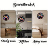Un juego de relojes redondos de madera decorativos colgados, mostrados en un estudio, cocina y sala de estar.