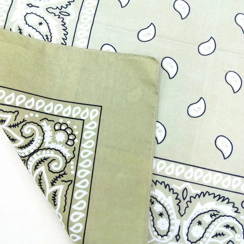 وشاح منقوش مربع بطبعة بيزلي باللون الأخضر الزيتوني والأبيض.