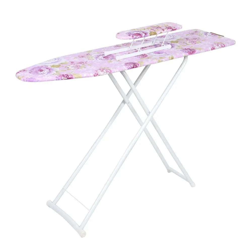 Tabla de planchar rosa floral con marco blanco y funda resistente al calor.