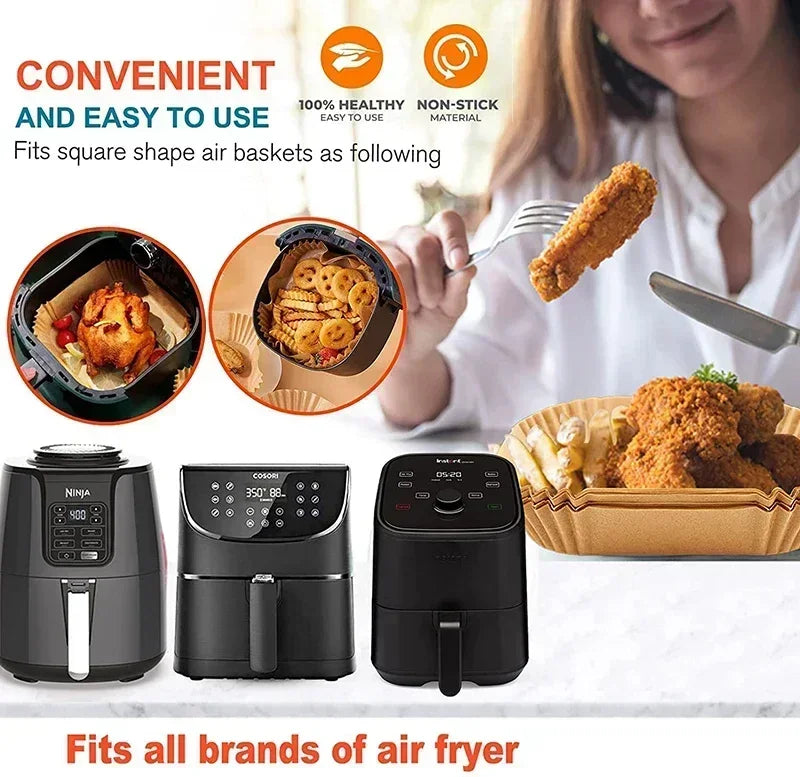 Eine Frau verwendet eine schwarze Einweg-Airfryer-Form, um frittiertes Essen in einem Airfryer-Korb zuzubereiten.