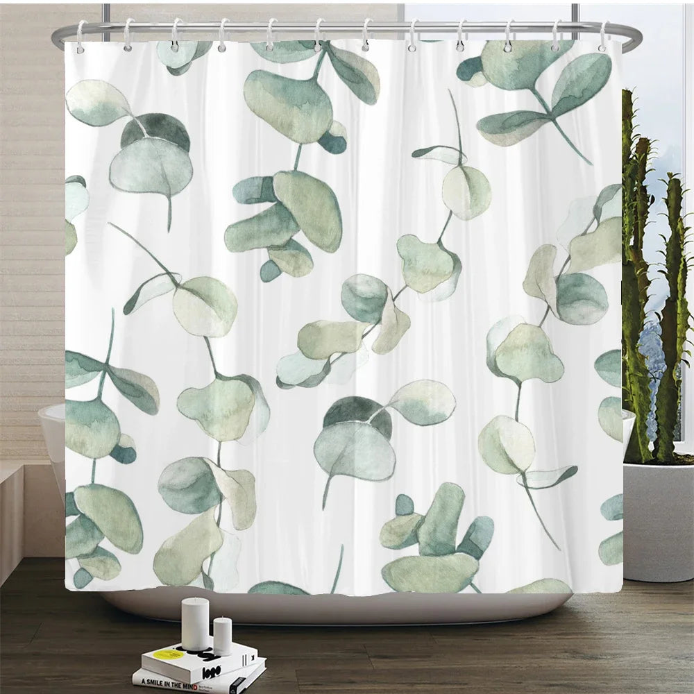 Rideau de douche blanc avec motif aquarelle de feuilles d'eucalyptus vert.