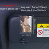 Klares Acryl-Fotoclip mit einem Gebäudebild, montiert auf einer Auto-Innenausstattung.