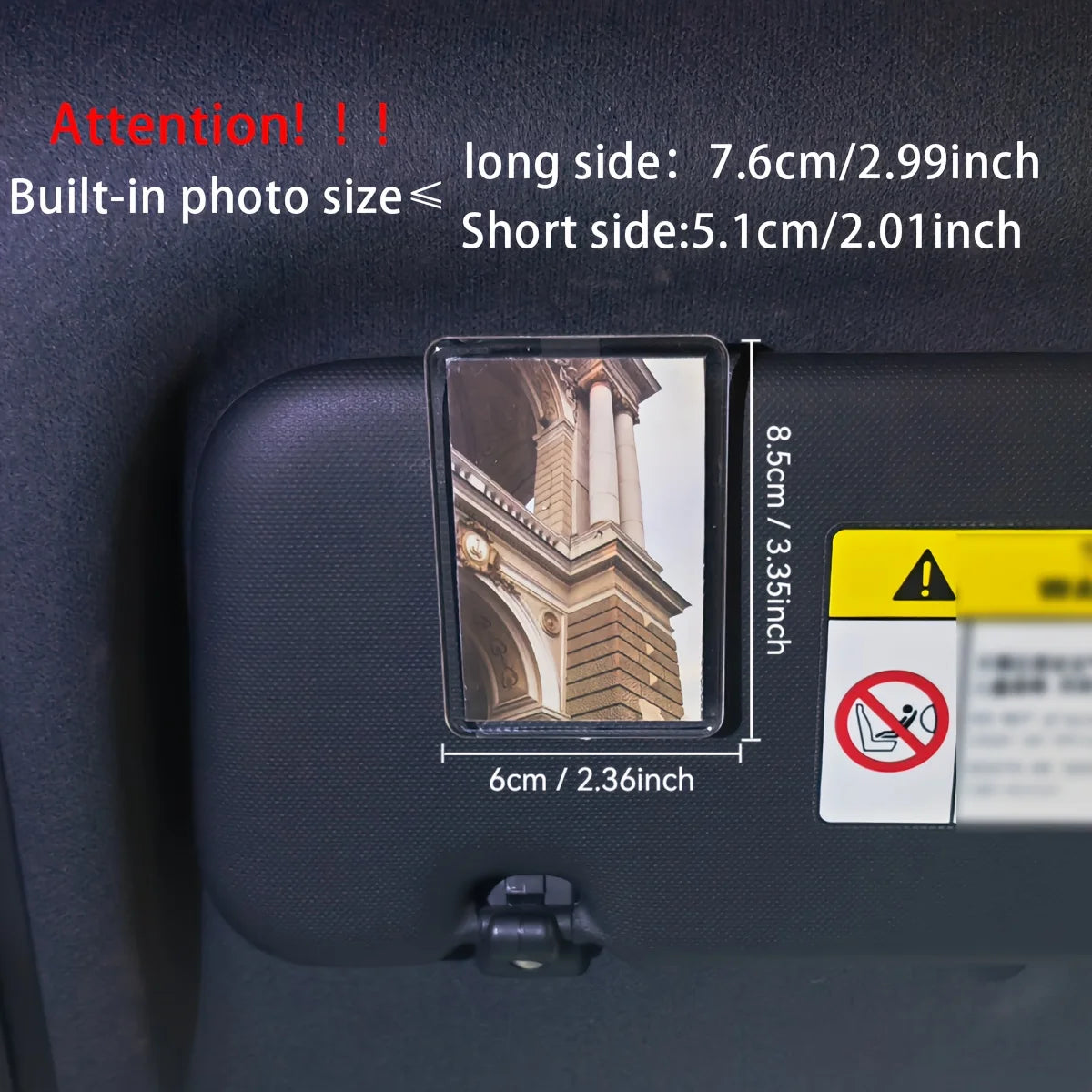 Klares Acryl-Fotoclip mit einem Gebäudebild, montiert auf einer Auto-Innenausstattung.