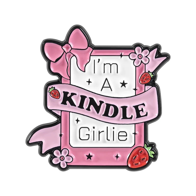 Pin de esmalte rosa con una cinta y texto que dice "Soy una chica Kindle" con un diseño de fresa