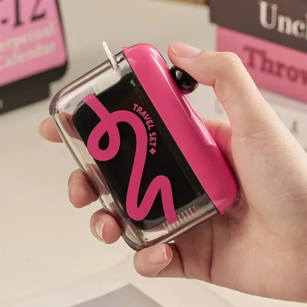 Eine Hand hält ein rosa Glas-Reise-Set zum Aufbewahren und Abgeben von Zahnseide.