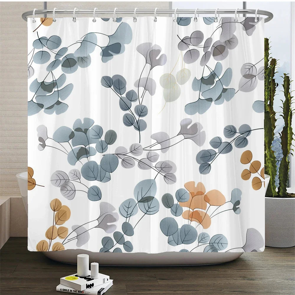 Rideau de douche floral élégant avec des feuilles d'eucalyptus aquarelles dans des tons bleu, gris et terre cuite atténués.