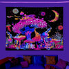 Lebendige Tapisserie mit großen, leuchtend bunten Fluoreszenzmuscheln vor dunklem Hintergrund.