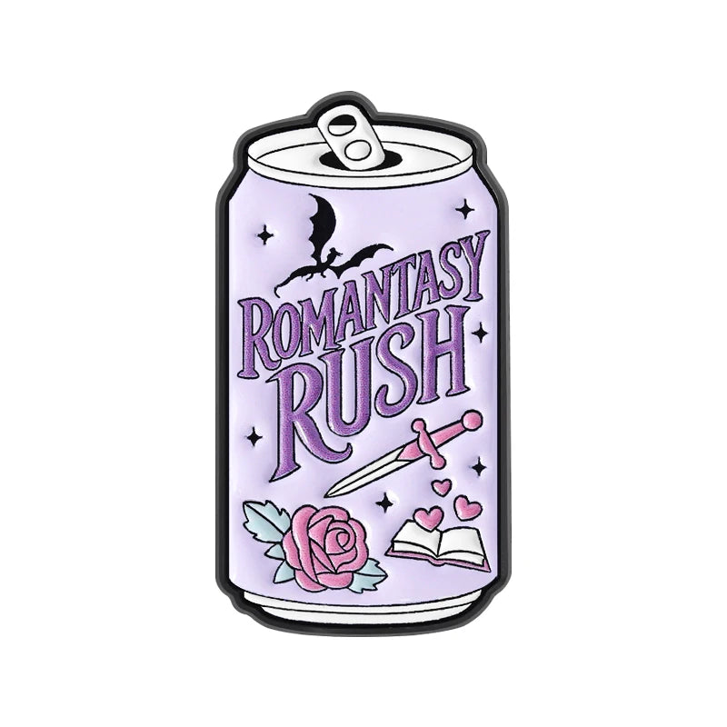 Insignia de esmalte plateado y púrpura con texto ROMANTASY RUSH y diseño de rosa y libro.