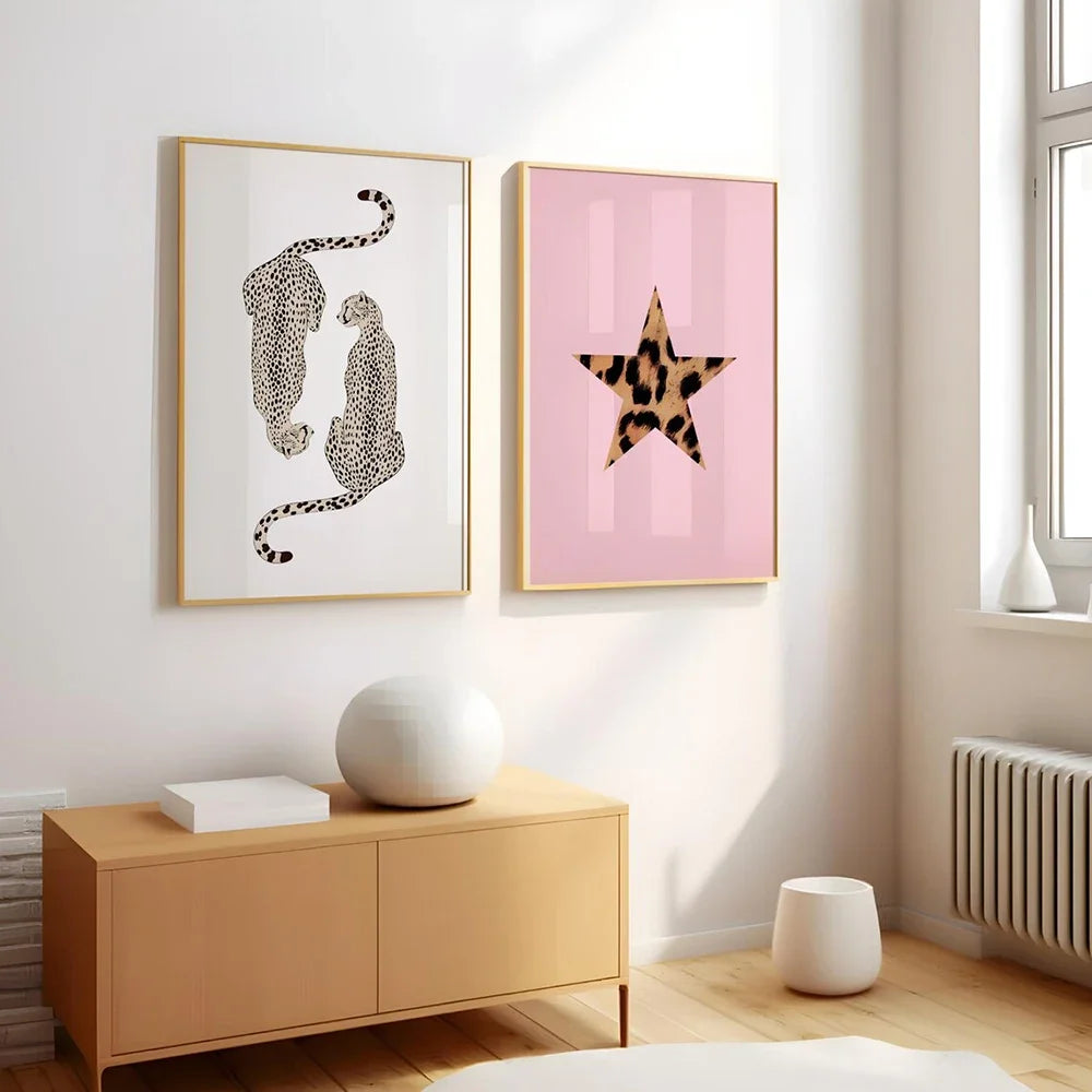 Zwei gerahmte Leinwanddrucke mit Leoparden- und Gepardmuster, hängen an einer weißen Wand.