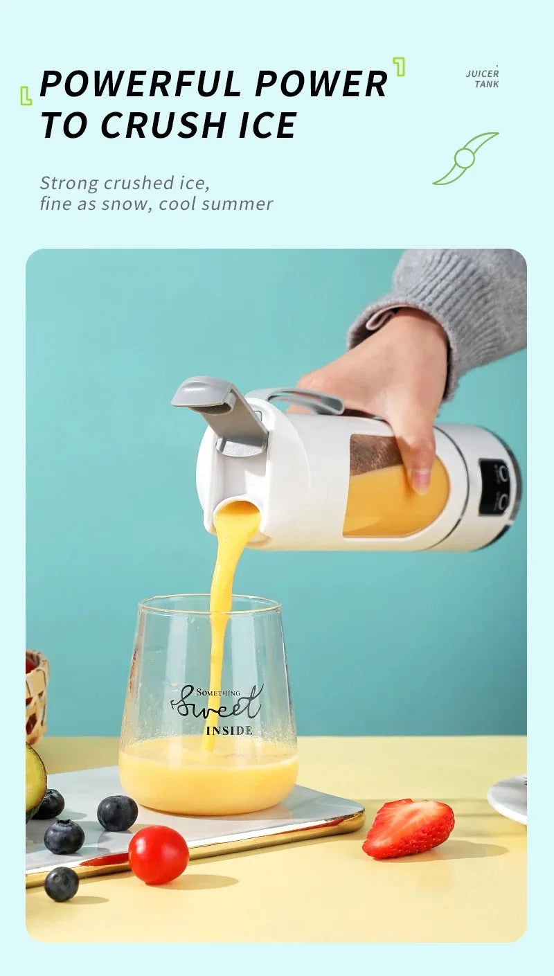 Una mano vierte jugo de naranja de una exprimidora eléctrica blanca en un vaso, con fruta fresca cerca.