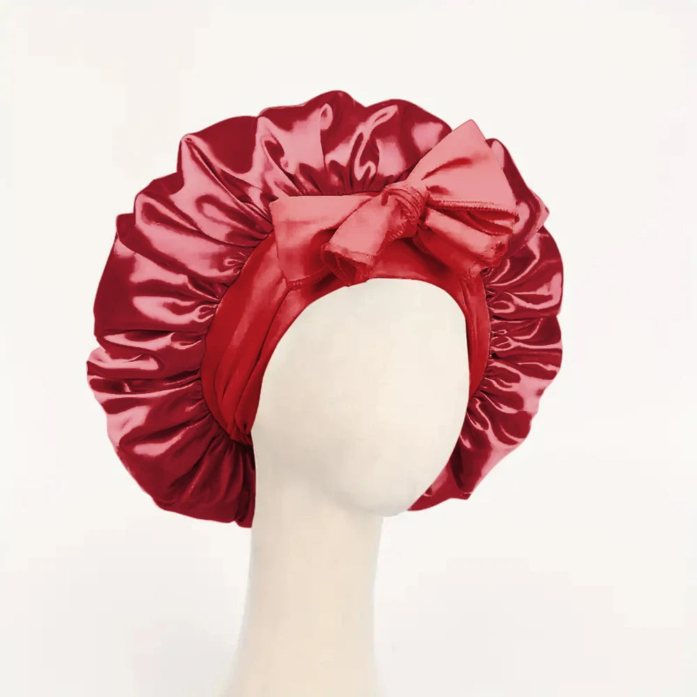 Leuchtend roher Satin-Seiden-Haube mit Schleife auf einem Mannequin-Kopf.