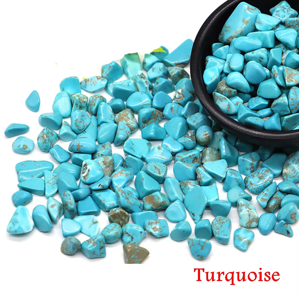 Una pila de cristales turquesa azul brillante en un cuenco negro.