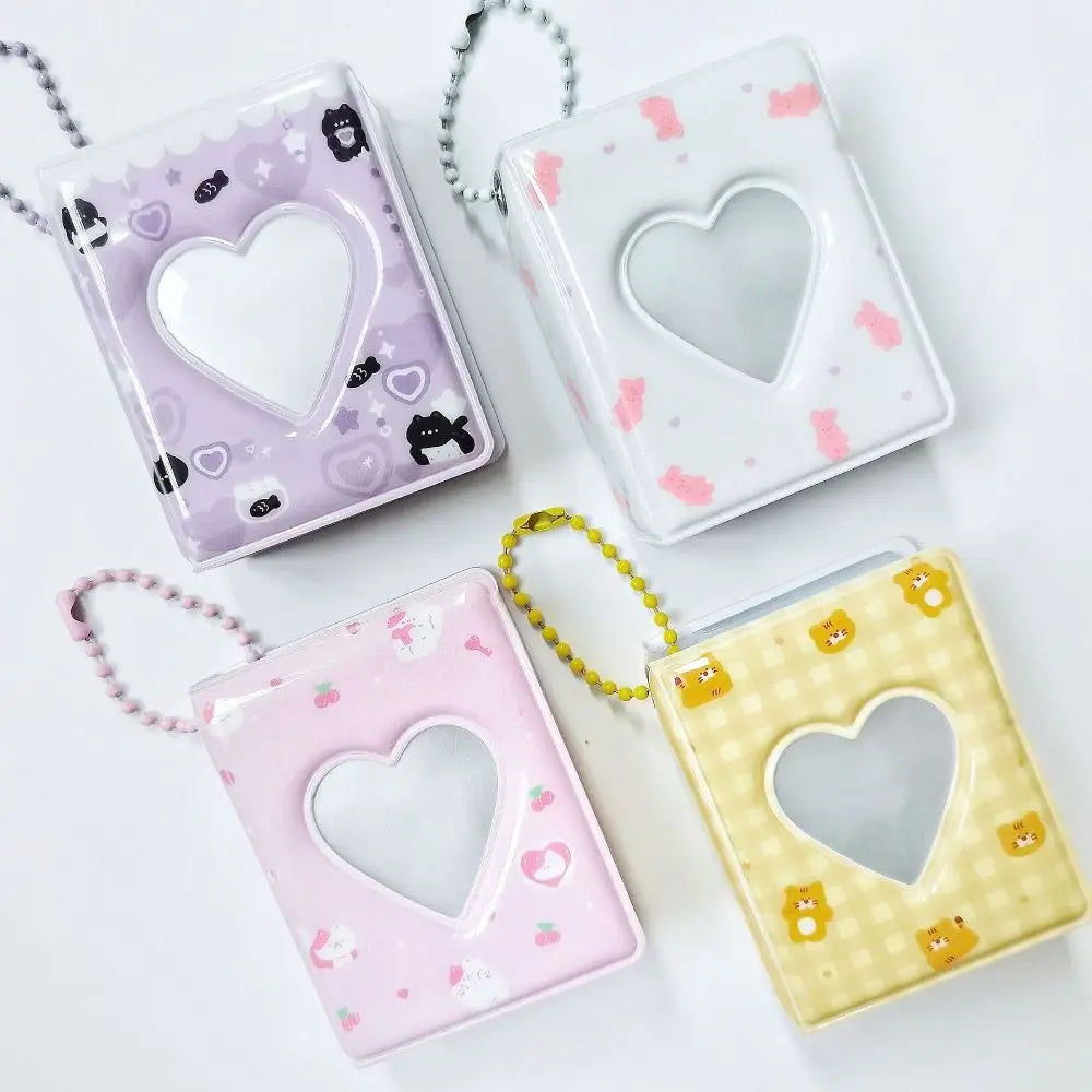 Tres álbumes de fotos de plástico transparente con recortes de corazón y patrones de oso en morado, rosa y amarillo.