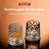 Un par de vasos de whisky de vidrio giratorios con un cuerpo transparente y texturizado, mostrados en una superficie reflecta