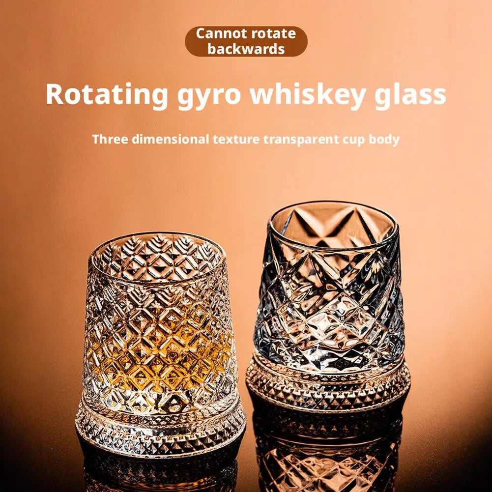 Un par de vasos de whisky de vidrio giratorios con un cuerpo transparente y texturizado, mostrados en una superficie reflecta