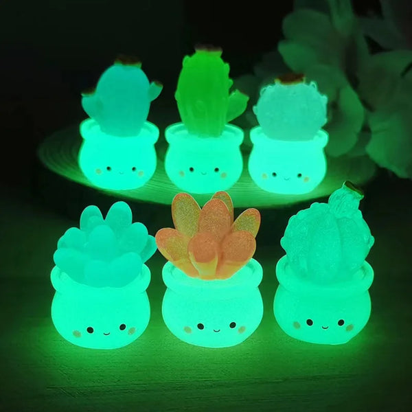 Set leuchtendgrüner Sukkulenten-Kaktusminiaturen in kleinen Töpfen für Home-Dekoration.