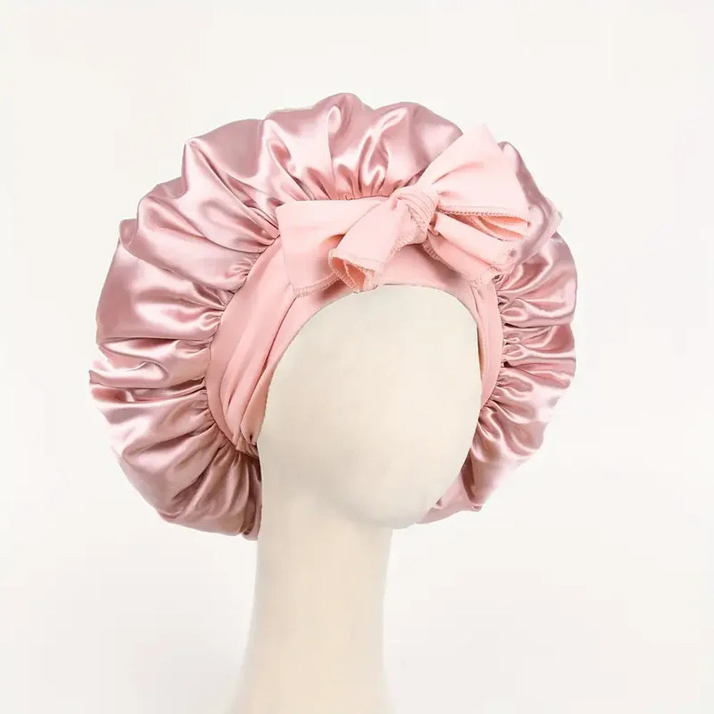 Pinker Seiden-Haube aus Satin, mit Schleife, auf einem Mannequin-Kopf