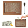 Caja de ahorro de madera con rejilla deslizante de billetes numerados y ranura para monedas, junto a billetes de dólar estado