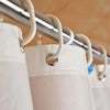 Rideau de douche en plastique waterproof blanc suspendu sur un rail métallique avec des anneaux blancs.