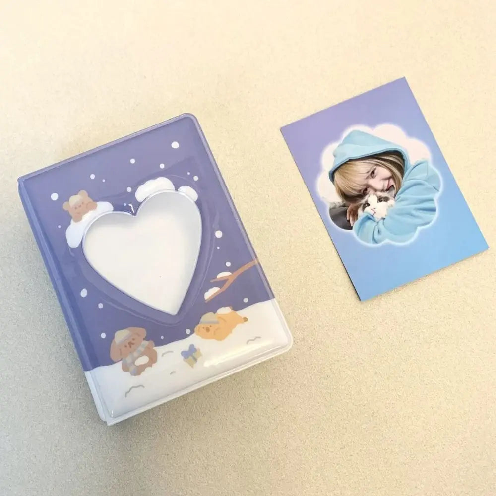 Álbum de fotos morado con cubierta transparente en forma de corazón y una tarjeta separada con una chica en sudadera azul.