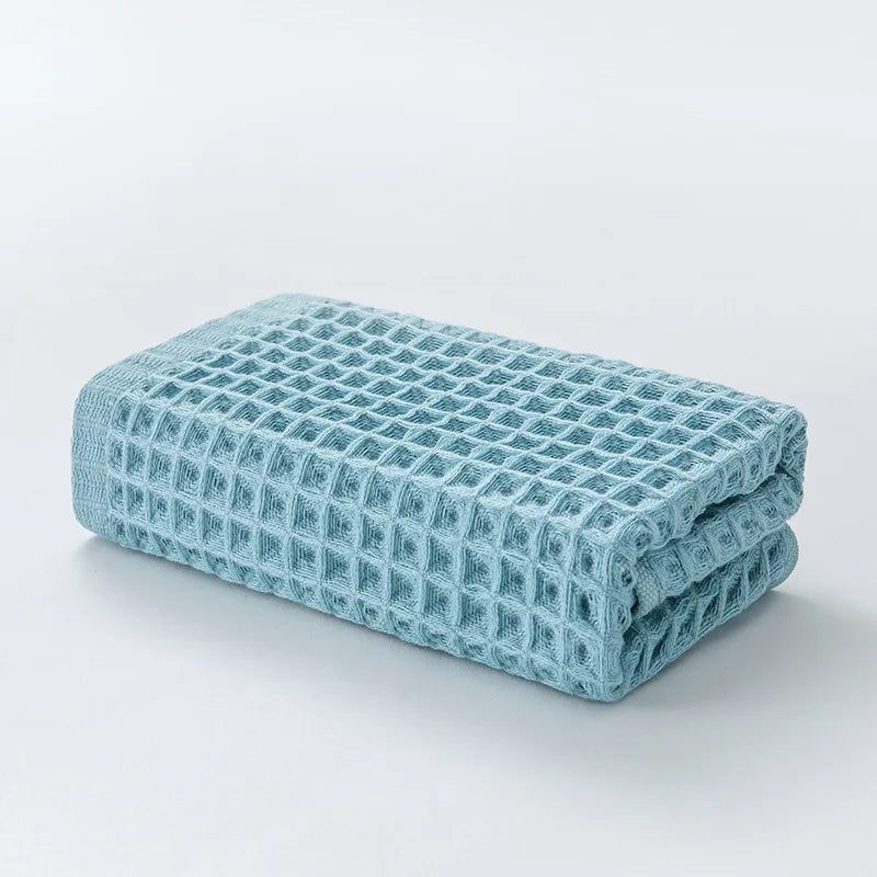 Gefaltetes hellblaues Luxus-Baumwoll-Waffeltuch-Set.