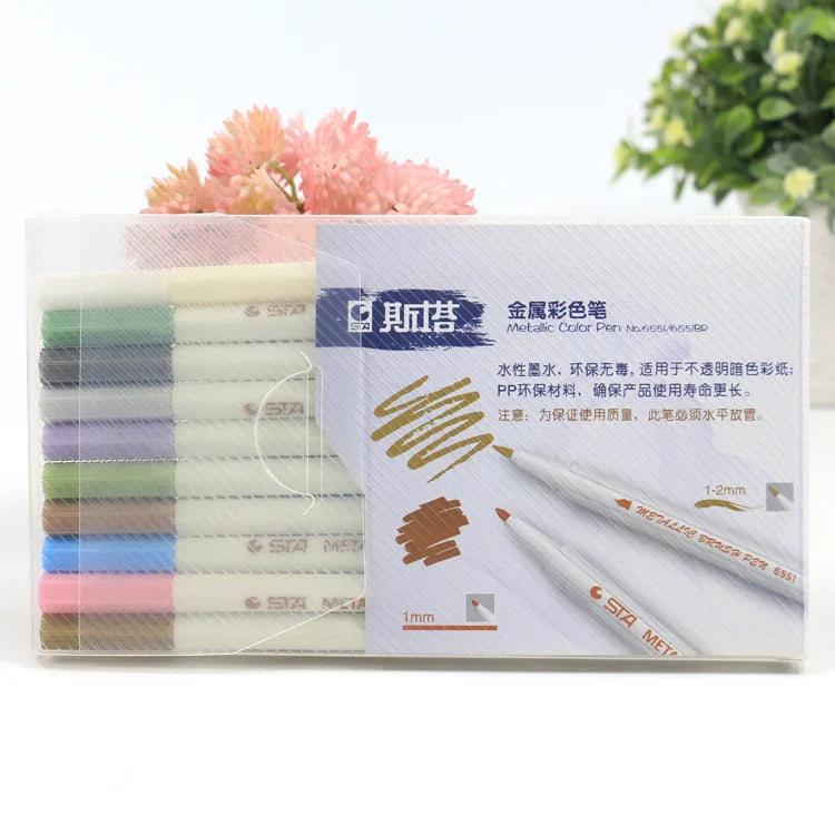 Ein Set metallischer Stifte und ein Pinselstift auf weißem Hintergrund.