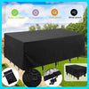 Housse anti-poussière noire et imperméable pour mobilier d'extérieur, avec accessoires et exemples d'utilisation.