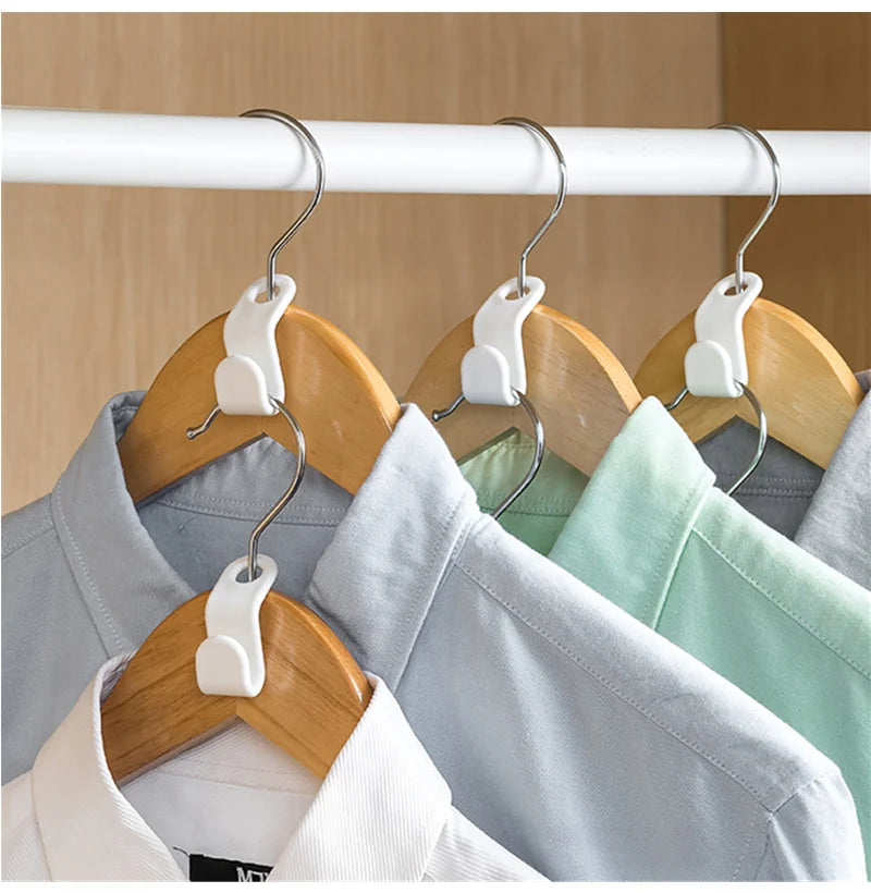 Weiße Mini-Kleiderbügel hängen von einer weißen Leiste, zum Aufbewahren in der Garderobe.