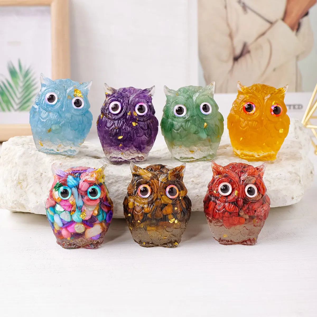 Colección de siete adornos de búho de piedra natural triturada en diferentes colores como azul, púrpura, verde y amarillo