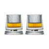 Un par de vasos de whisky texturizados y acanalados con líquido ámbar y bases de plata.