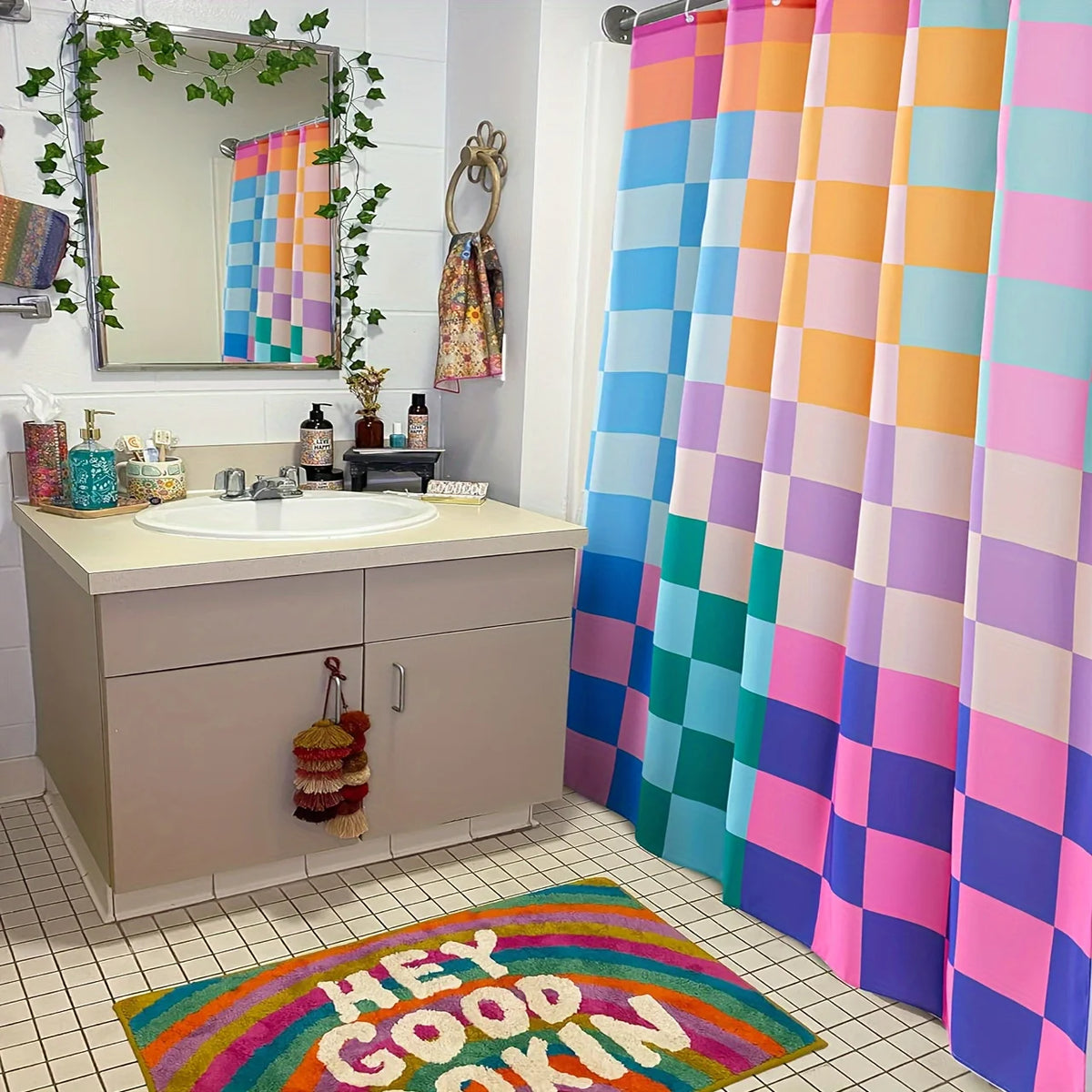 Cortina de ducha de tela retro y colorida, exhibida junto a un lavabo y espejo en un baño.