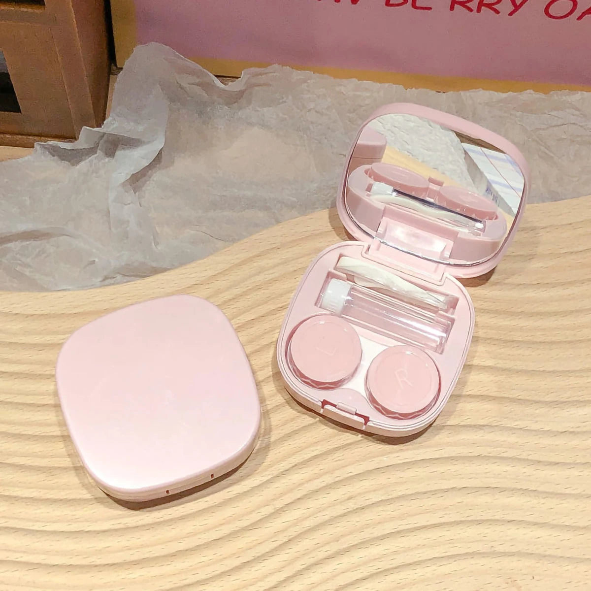 Pinkes Macaroon-Kontaktlinsen-Aufbewahrungsbox geöffnet, zeigt klare Aufbewahrungsfächer.