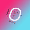 Weißer Duschvorhangring mit verschiedenen Maßen auf pink-blauem Farbverlauf.