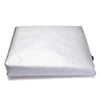 Housse de protection anti-pluie blanche pour mobilier de jardin, roulée ou pliée.