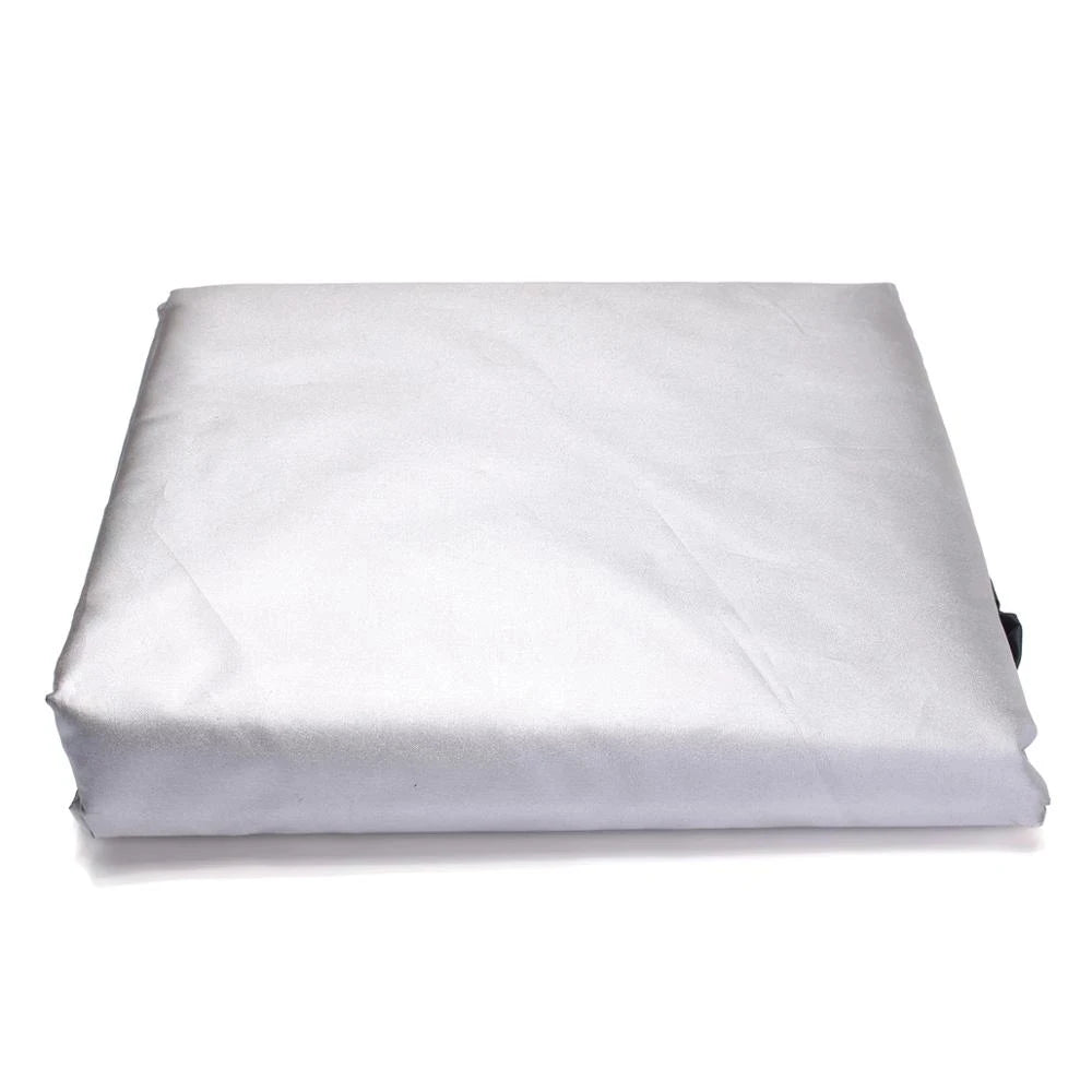 Housse de protection anti-pluie blanche pour mobilier de jardin, roulée ou pliée.